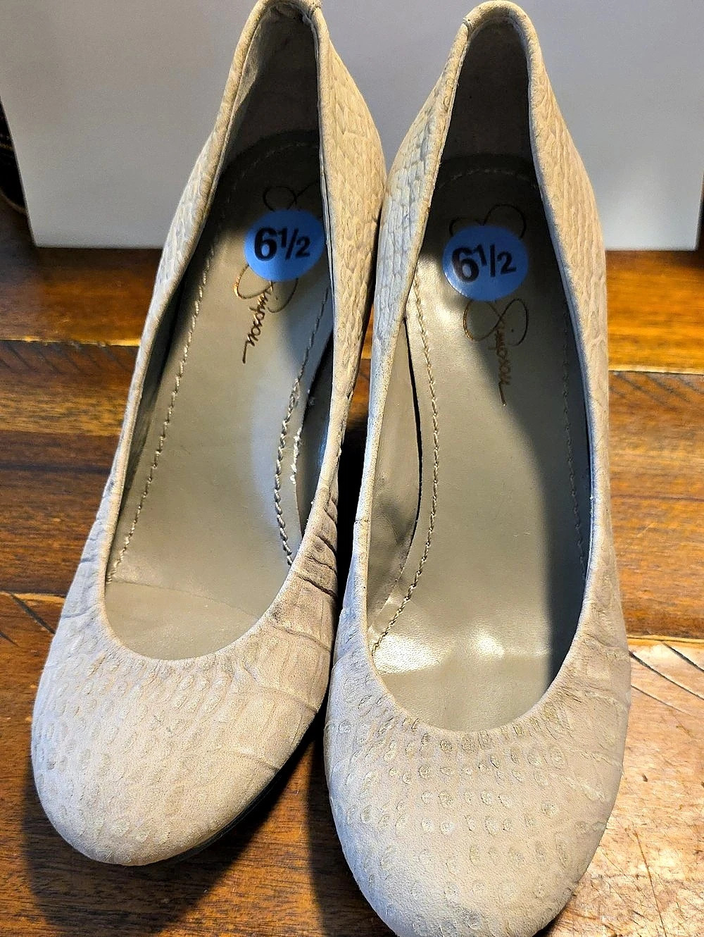 Jessica Simpson Embossed Pumps in Cream US 6.5